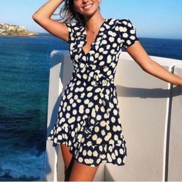 EUC - Réalisation Par Valentina Dress in Daisy Print Midi Wrap Dress - Size M - Picture 1 of 7